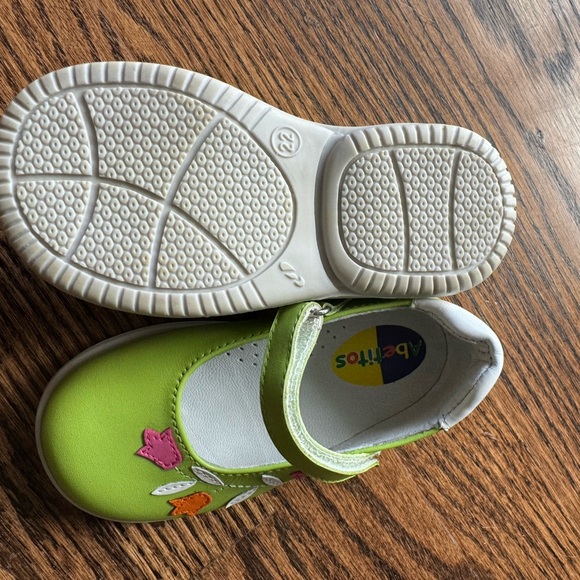 Abetitos Girl Shoes, Eur 22, US 6 or 6.5 - Picture 3 of 4